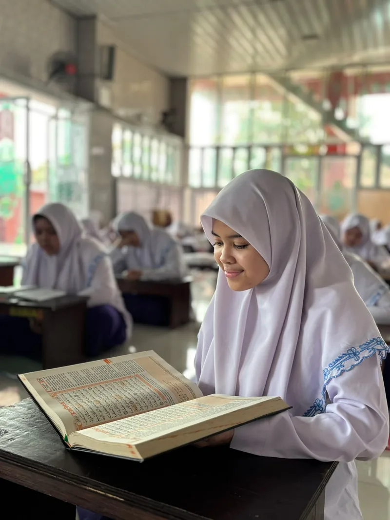 Santri putri membaca Al-Qur’an di ruang belajar Hikamul Qur’an