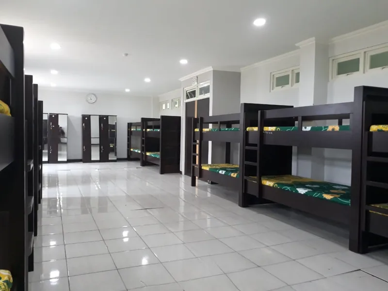 Kamar asrama dengan tempat tidur bertingkat dan jendela