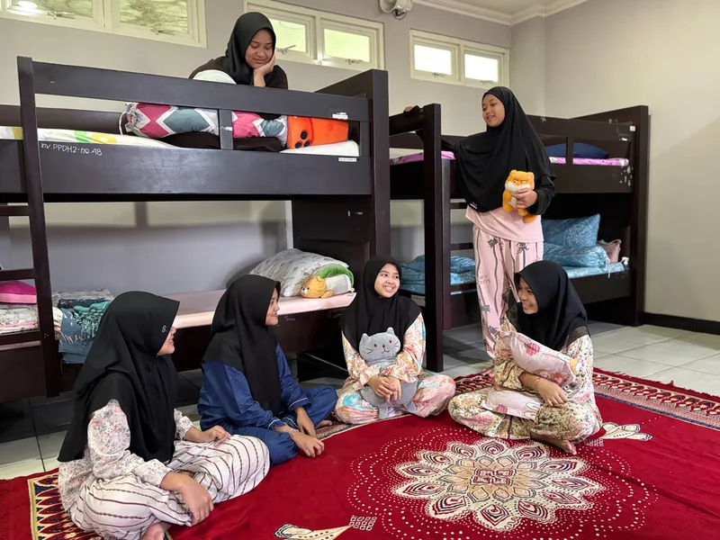 Santri putri berbincang dan berkumpul bersama di kamar asrama