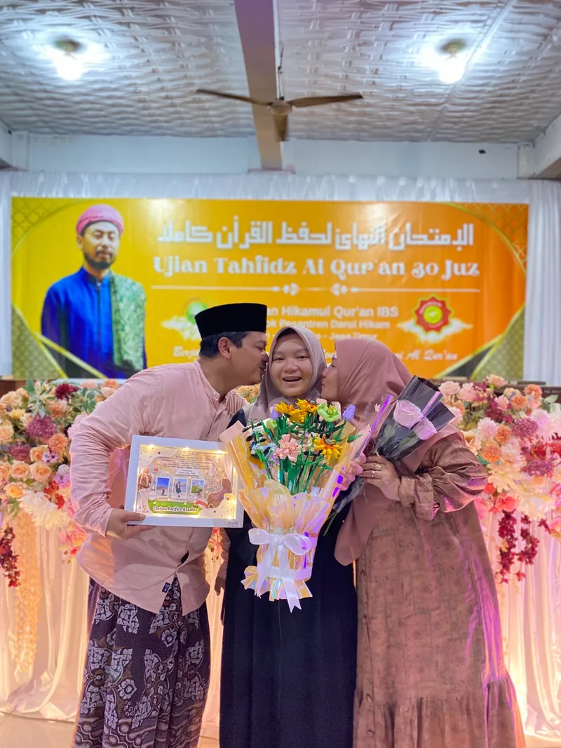 Momen hangat santri bersama orang tua pada acara ujian tahfidz Al-Qur’an 30 juz