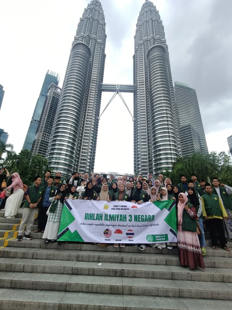Santri dan pendamping Darul Hikam dalam dokumentasi rihlah ilmiah ke Malaysia, Singapura, dan Thailand