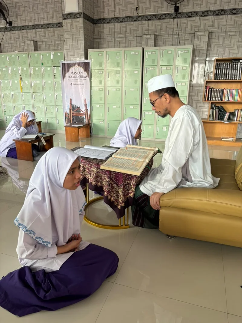 Santri belajar Al-Qur’an melalui talaqqi bersama Abah Kyai di Maskan Hikamul Qur’an